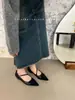 Elegantes Zapatos Rojos de Tacón Bajo con Diseño Único, Nuevo Estilo Primavera y Otoño 2025, Suela Suave, Punta Fina, Zapatos Mary Jane para Mujer de Tacón Bajo en Negro