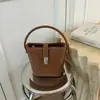 Bolsos de Diseño de Nicho Francés para Mujer 2026 Otoño/Invierno Nuevos Elegantes Versátiles Bolsos Cruzados Exquisitos Bolsos de Cubo de Mano