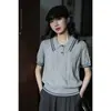 Top de punto versátil para principios de primavera, color de contraste gris, color liso, corte ajustado, nicho chic, cuello polo, manga corta