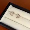 Pendientes de botón de lujo ligero estilo francés de estrella y luna para mujer, diseño de nicho con exquisita circonita microincrustada, pendientes de temperamento versátiles