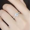 Anillo de Moissanita de Imitación Bicolor Chapado en Oro Anillo de Diamantes de 2 Quilates Oro de 18K Platino Bicolor Brazo de Torsión Micro-incrustado