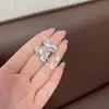 Brincos de Pérola com Asa de Borboleta Exquisitos e Únicos Tendência Design de Nicho Retro Luxo Acessível Joia de Orelha de Alta Qualidade