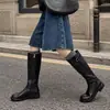 Botas largas de cuero para mujer, diseñadas para realzar la forma de la pierna, con parte superior de piel de vaca, caña alta, forro de invierno y tacón bajo, adecuadas para mujeres menudas, en un diseño estilo caballero