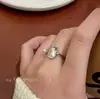 Anel de Zircônia com Diamantes Inteiros de Luxo Leve e de Alta Qualidade, Elegante Retrô, Anel Aberto Exquisito e Elegante para o Dedo Indicador, Anel de Empilhar Super Brilhante