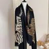 Cachecol Quente com Estampa de Leopardo Retrô para Mulheres, Versátil para Primavera e Outono, Xale Elegante de Uso Duplo, Lenço de Seda Elegante com Estampa de Leopardo