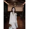 Blusa de Chiffon Macio Plissada com Decote em V "Cloud Drizzle" da Yinhe STUDIO para Mulheres, Top Plissado Flare de Manga Longa para Outono