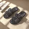 Nuevas pantuflas peludas con tiras cruzadas de estampado de leopardo para mujer, adecuadas para uso en casa y al aire libre, pantuflas de algodón felpudo de punta abierta de moda, pantuflas de slip-on para mujer