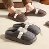 Zapatos de algodón de invierno para hombre, talla extragrande, nuevo modelo 2026, pantuflas cálidas antideslizantes para uso en interiores en casa con forro de felpa y suelas gruesas para mujer