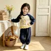 Conjunto infantil, estilo coreano, design novo, moletom redondo de manga longa em blocos de cor e renda na cor bebê com calça jogger combinando, doce conjunto de duas peças