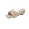 Sandalias de cuña de punta cuadrada estilo francés para mujer, calzado de verano para exteriores, nuevas sandalias tejidas versátiles de punta abierta 2026 para combinar con faldas