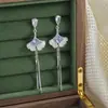Aretes Largos con Borla en Forma de Abanico de Cristal con Degradado Azul Aretes de Clip de Disco de Bobina de Mosquito Aretes Elegantes Perforados para Mujer