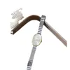 O Novo Relógio Oval de Nicho Feminino da Moda com Pulseira Minimalista de Bambu Cria uma Sensação de Sofisticação ao Redor do Pulso