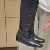 Calça bota feminina com salto interno, nova coleção outono 2026, bico quadrado, bota de cano médio, design plissado e franzido