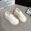 Tênis infantis macios de sola flexível 5cm, sapatos brancos femininos que aumentam a altura, fecho de velcro, sapatos de uso diário, sapatos de sola grossa, estilo casual e esportivo
