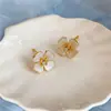 Aretes de flor de circón chapados en oro real de 18k, lujo ligero, moda de alta gama, aretes versátiles con un diseño único, aretes de nicho