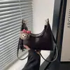 Bolso de Hombro Estilo Retro Coreano con Forma de Media Luna Bajo el Brazo 2025 Invierno Elegante Estético Simple Diseño de Nicho Bolso de Hombro Cruzado