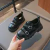 Zapatos de cuero suaves para niñas con doble hebilla, mocasines retro de plataforma antideslizantes para niños, zapatos casuales versátiles de cuero suave estilo británico