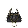 Bolso de cubo con cadena de rombos transfronterizo, bolso de hombro de cuero suave a la moda, bolso cruzado, bolso de mano pequeño estilo Chanel con sensación de alta gama, venta al por mayor para mujeres