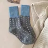 ¡Tan coreano! Es difícil resistirse a estos calcetines gris azulados con dulces lazos de cinta y botones, perfectos para otoño e invierno.