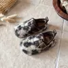 Zapatos Peludos Estilo Coreano para Niñas con Estampado de Leopardo Nuevas Llegadas Otoño/Invierno 2026 Mocasines Cálidos de Terciopelo Plus para Bebés Zapatos de Algodón para Exteriores para Niños