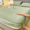 Sábana bajera ajustada de terciopelo de leche una pieza, protector de colchón de felpa engrosada para invierno, sábana bajera ajustada de tres piezas amigable con la piel y cómoda