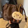 Bolso de diseño de nicho para mujer, nuevo bolso de mensajero plisado de alta calidad de moda 2023, bolso de hombro popular versátil para otoño e invierno.