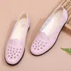 Zapatos Planos de Primavera para Mamá, Zapatos de Piel Hueca Transpirables y de Moda, Suelas Suaves, Suelas Planas Antideslizantes, Zuecos para Personas Mayores, Zapatos para Mujeres de Mediana Edad y Mayores