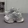 Zapatillas blancas de malla transpirable estilo papá para mujer, nuevo modelo de verano 2026, deportivas casuales para correr con suela gruesa que aumentan la altura, para personas menudas