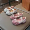 Elegantes zapatos Mary Jane brillantes con lazo para niñas, nuevo estilo dulce de princesa, modernos zapatos pequeños de piel para el uso diario del bebé