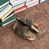 Sandalias de una correa suaves y esponjosas estilo coreano para mujer, nuevo modelo otoño e invierno 2026, suela plana suave, con hebilla, versátiles, casuales, zapatos peludos