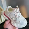 Tênis de solado grosso resistentes ao desgaste estilo "dad shoes" para meninas, nova moda outono 2026, sapatos de malha versáteis, tênis esportivos casuais confortáveis para meninos