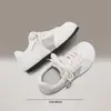 Tênis Brancos Respiráveis de Malha para Mulheres 2026 Verão Novo Bico Redondo Estilo Gato Sapatos de Treino Alemães Tênis Versáteis Coreanos para Estudantes para Mulheres