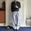 Pantalones de pierna ancha plisados de línea A a rayas azul claro estilo americano para hombre, holgados y versátiles para el uso casual diario, pantalones de corte limpio