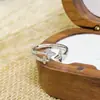 Anel Cruz Estrela Aberto Minimalista Estilo Cool Diamante Zircônia Cintilante para Mulheres Nicho Alto Padrão Anel de Luxo Leve