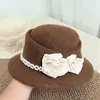 Sombrero de perlas de camelia estilo Hepburn, sombrero de pescador elegante retro francés, sombrero de cubo de lana versátil para mujer