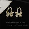 Brincos de pérolas de arco dourado de estilo luxuoso e leve da moda, elegantes e luxuosos de alta qualidade, joias de nicho para orelha