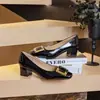 Novos sapatos femininos de verão feitos de couro bovino de primeira camada com saltos grossos, apresentando uma fivela quadrada de metal da moda e um design baixo, versáteis para combinar com saias