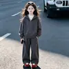 Conjunto Engrosado de Invierno para Niñas 2026 Nuevo Estilo Coreano Elegante Casual Ropa Infantil Otoño/Invierno Chaleco Sudadera Conjunto de Tres Piezas