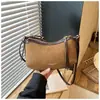 Bolsa pequena de luxo para mulheres, nova moda 2026, bolsa transversal versátil, bolsa de ombro popular e de alta venda, bolsa sela super moderna