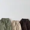 26 pantalones casuales de color sólido, suaves, holgados, plisados, estilo zanahoria, ropa de otoño para niños estilo coreano, pantalones largos simples con cintura elástica