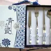 Conjunto de louça de porcelana azul e branca estilo nacional conjunto de talheres de aço inoxidável conjunto de 4 peças conjunto de colher e hashi para quatro pessoas