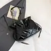 Bolsa de Ombro Acolchoada com Corrente Cor Sólida Modelo Novo 2026 de Alta Qualidade para Mulheres, Adequada para o Trabalho, Passeios, Compras e Bolsa Transversal Versátil