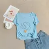 Camiseta de manga corta con diseño de nicho estilo coreano, botón de concha, cuello asimétrico, súper elegante y estiliza la figura para chicas de talla grande, top versátil