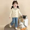 Cardigã suéter para meninas, novo estilo outono 2026, conjunto de outono infantil moderno e bonito, jaqueta com gola de renda para bebê, primavera e outono