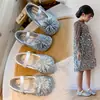 Sapatos de couro para meninas com strass, lantejoulas e franjas, sapatos de princesa, novos sapatos infantis primavera e outono 2026, sapatos baixos para bebês meninas, modernos