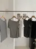 Camiseta de Manga Corta con Hombro Descubierto y Cuello Asimétrico Kekezoon 2026 Nuevo Estilo de Verano Holgada Adelgazante Top de Hombro Derecho Venta al por Mayor 7882