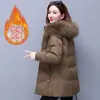 Chaqueta acolchada de algodón ropa de algodón plumón mujeres 2026 invierno nuevo estilo para madres de mediana edad ropa de algodón engrosada con terciopelo de longitud media