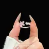 Nuevo anillo de moda de alta gama versátil estilo vintage con forma de estrella y diamantes, lujo ligero, anillo personalizado único y lujoso
