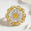 Broche de Camélia Brilhante Luxuoso com Micro-Incrustação de Zircônia, Versátil para o Dia a Dia, Design de Flor Oca Tridimensional, Alfinete Exquisito de Liga de Cobre