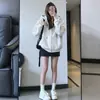 Conjunto casual de moda estilo americano para principios de otoño: sudadera con capucha azul marino, chaqueta con cremallera de corte relajado, cárdigan versátil de color liso
